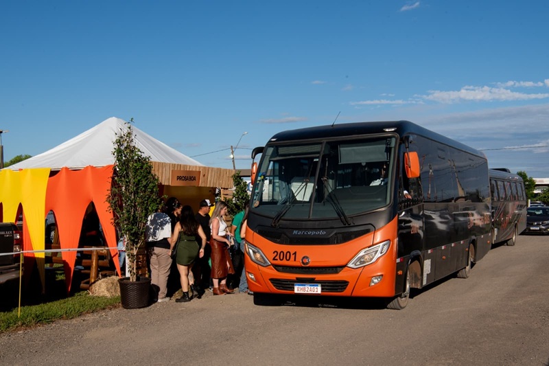 Imagem JPG, Transporte gratuito do Estacionamento 2 até o parque faz parte do passeio dos visitantes à ExpoLondrina 2025