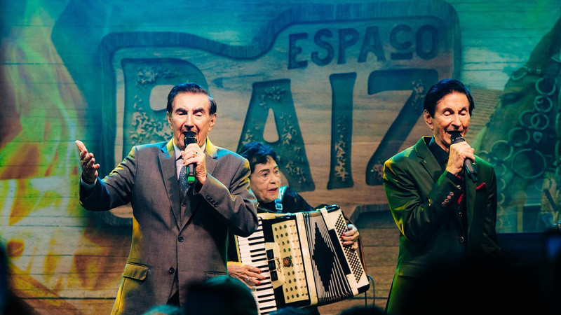 Lourenço & Lourival durante show no Espaço Raiz na primeira noite do Ribeirão Rodeo Music 2025 (Drone JC)