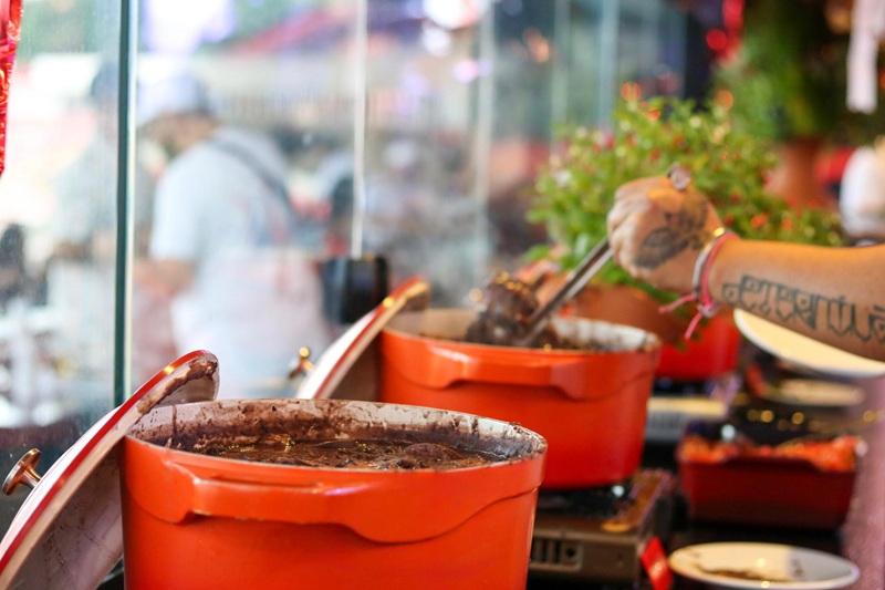 Imagem JPG, Bar do Zeca Pagodinho, em Ribeirão Preto, oferece feijoada gratuita para mães no Dia das Mães