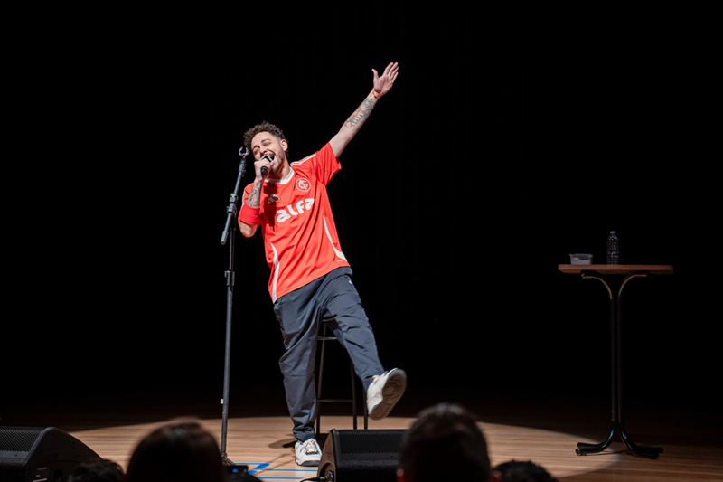 Imagem JPG, Gio Lisboa inicia temporada do espetáculo “Fora da Plateia” no Teatro Frei Caneca