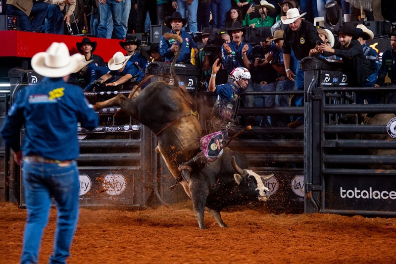 Imagem JPG, Brasileiro Caio Fazan vence 2º round das montarias em touros do 32º Barretos International Rodeo