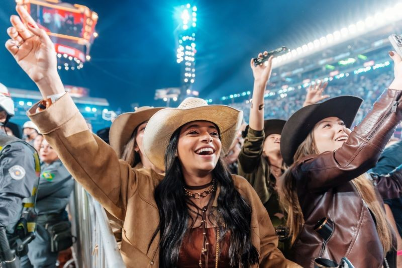 Marrom assume o protagonismo – o novo preto (Alisson Demetrio)