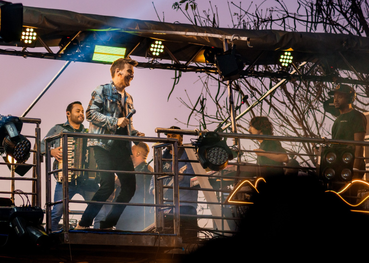 Cantor Michel Teló comandou Barretão Elétrico (Thais Ministro)